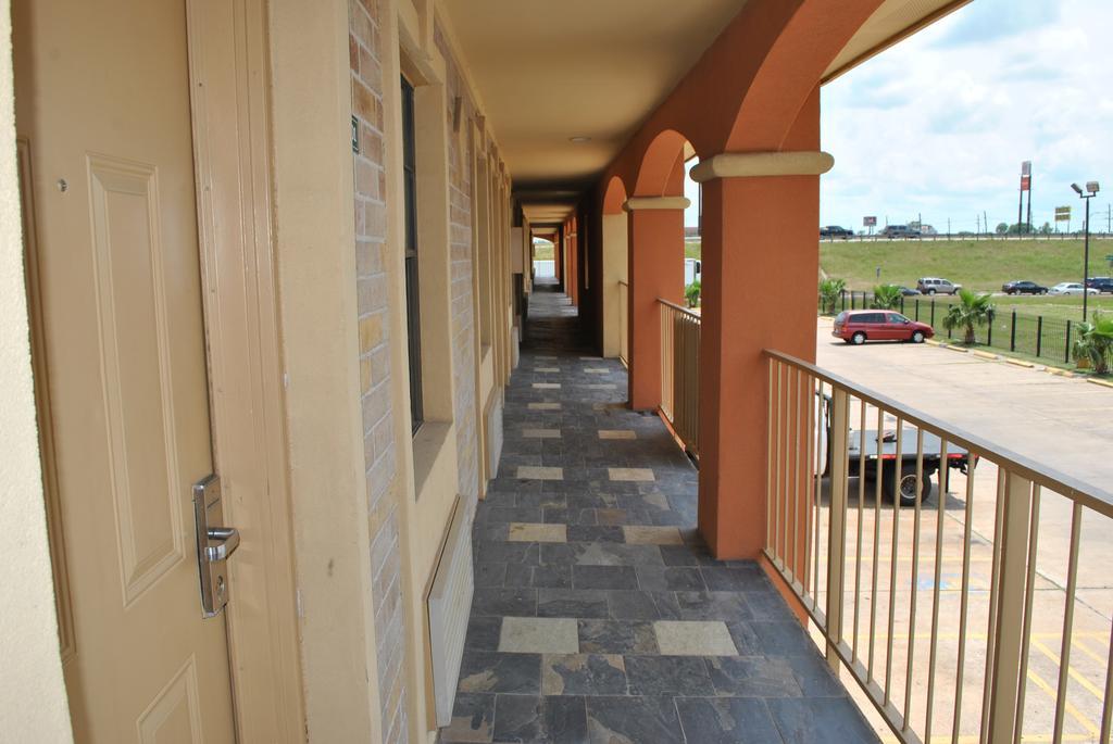 Executive Inn Brookshire Экстерьер фото